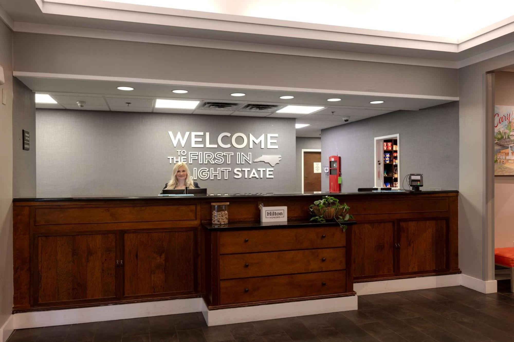 Hampton Inn & Suites Raleigh Cary Lenovo Center מראה חיצוני תמונה
